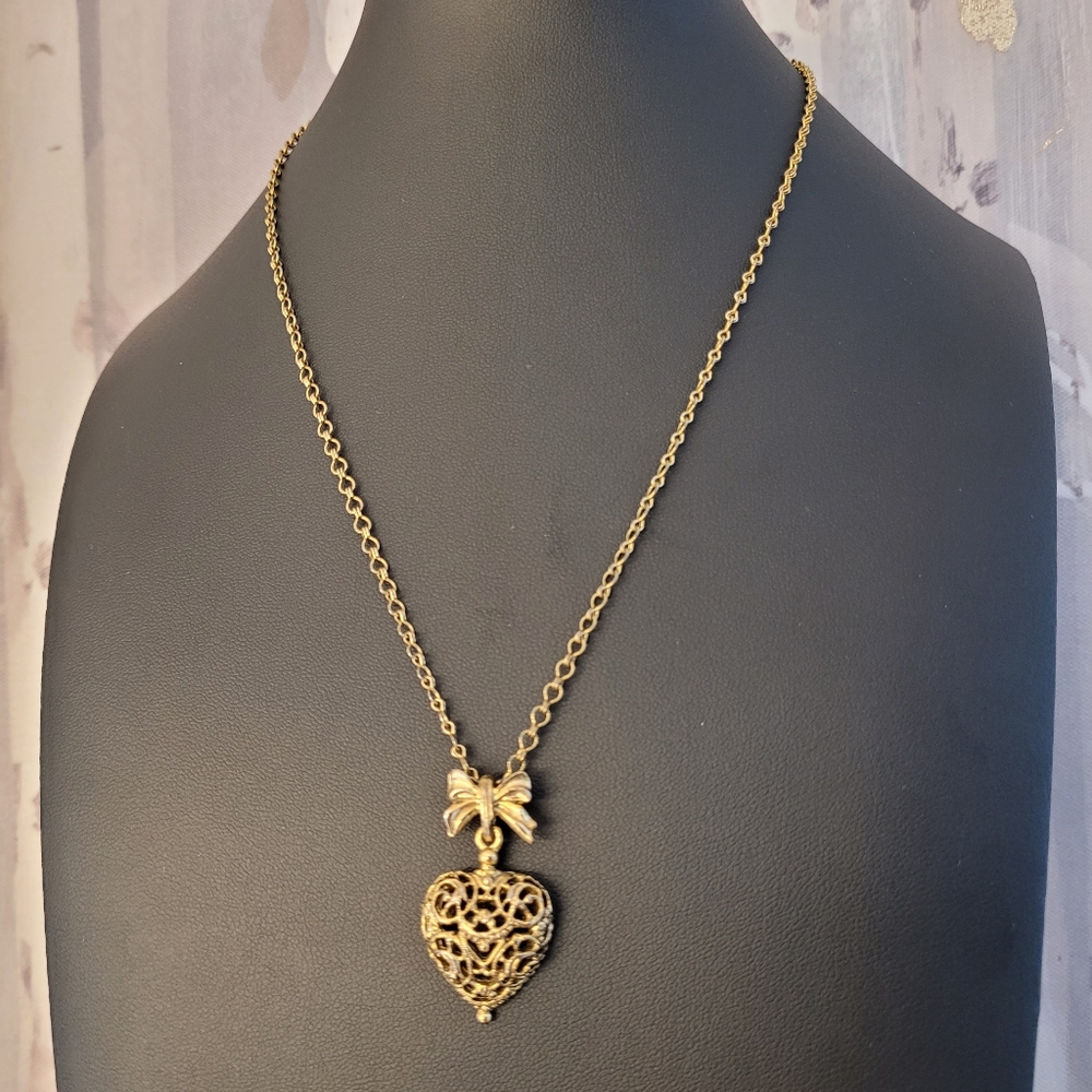 1928 Filigree Heart & Ribbon Pendant Gold-tone Chain Vintage Styled Necklace - Picture 11 of 13